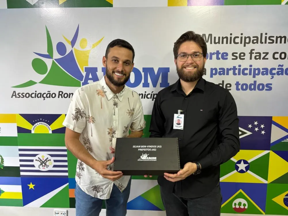 Prefeito de Costa Marques discute sobre comunicação institucional em visita à AROM