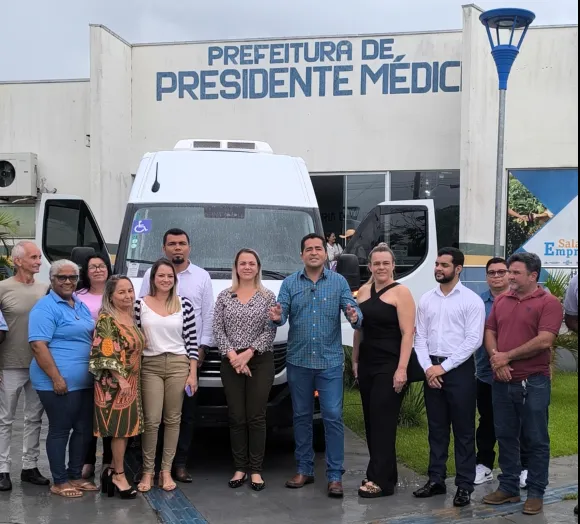 Presidente Médici: veículo acessível para transporte de pacientes é entregue pela deputada Cláudia de Jesus