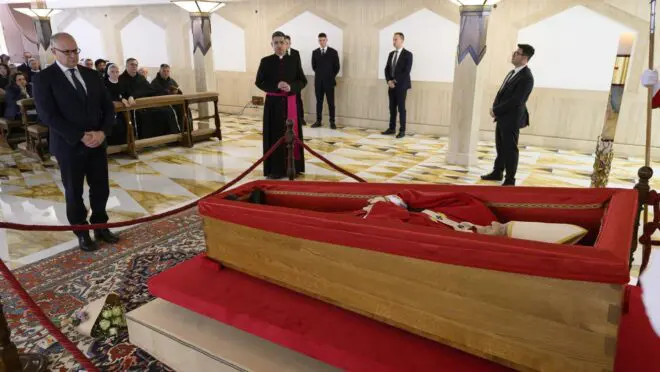 Vaticano divulga texto de documento que será colocado dentro do caixão do papa Francisco; LEIA