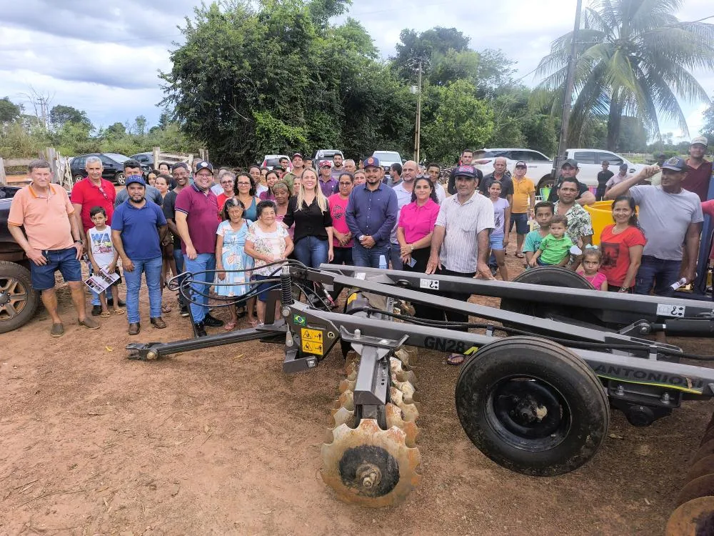 Deputada Cláudia de Jesus entrega de equipamentos para agricultores familiares de São Francisco do Guaporé