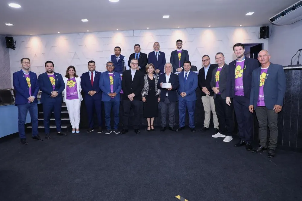 Vereador Edinho Fidelis faz entrega de Moção de Aplausos à Unimed Centro Rondônia