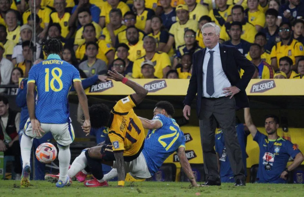 Ancelotti comanda a Seleção em Guayaquil — Foto: Reuters
