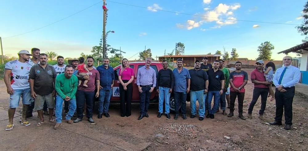 Deputada Cláudia de Jesus entrega veiculo para Associação de Cacoal