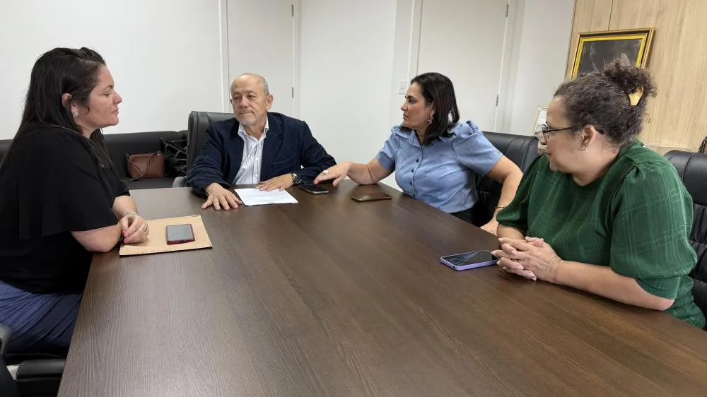 Educadores de Mirante da Serra visitam gabinete da deputada Cláudia de Jesus