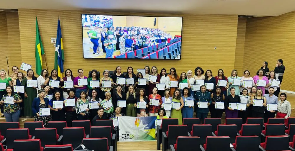 Assistentes sociais recebem votos de louvor pelas mãos da deputada Cláudia de Jesus