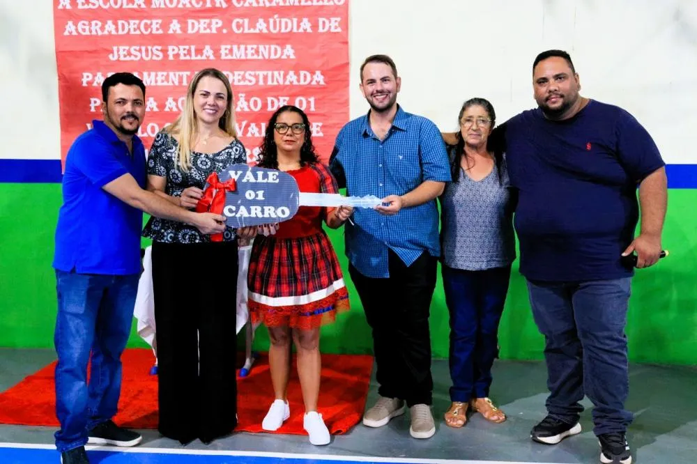 Deputada Cláudia de Jesus beneficia escola de Chupinguaia com veículo para atividades pedagógicas