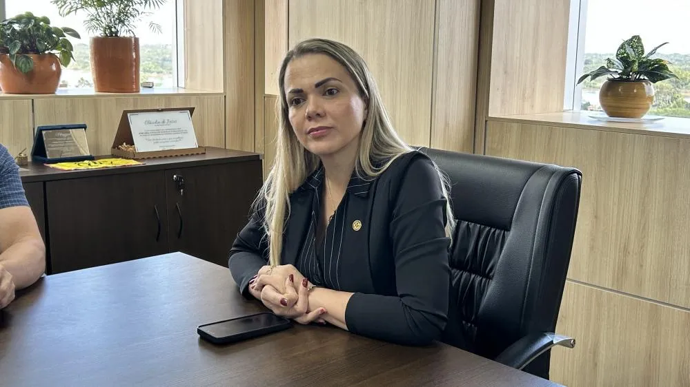 Falta de professores nas escolas leva Cláudia de Jesus a cobrar respostas da Seduc