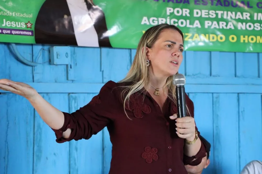 Deputada Cláudia de Jesus cobra construção de banheiro em escola estadual de Porto Velho