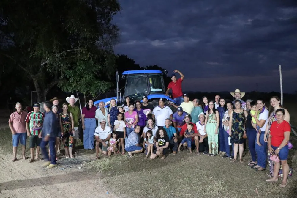 Deputada Cláudia de Jesus entrega trator para agricultores da Linha 128 em Ji-Paraná