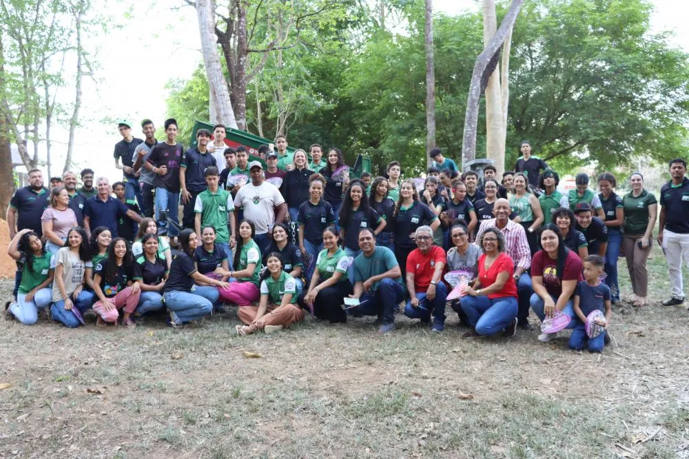 Escola Família Agrícola Dom Antônio Possamai e associação rural recebem equipamentos de emenda de Cláudia de Jesus