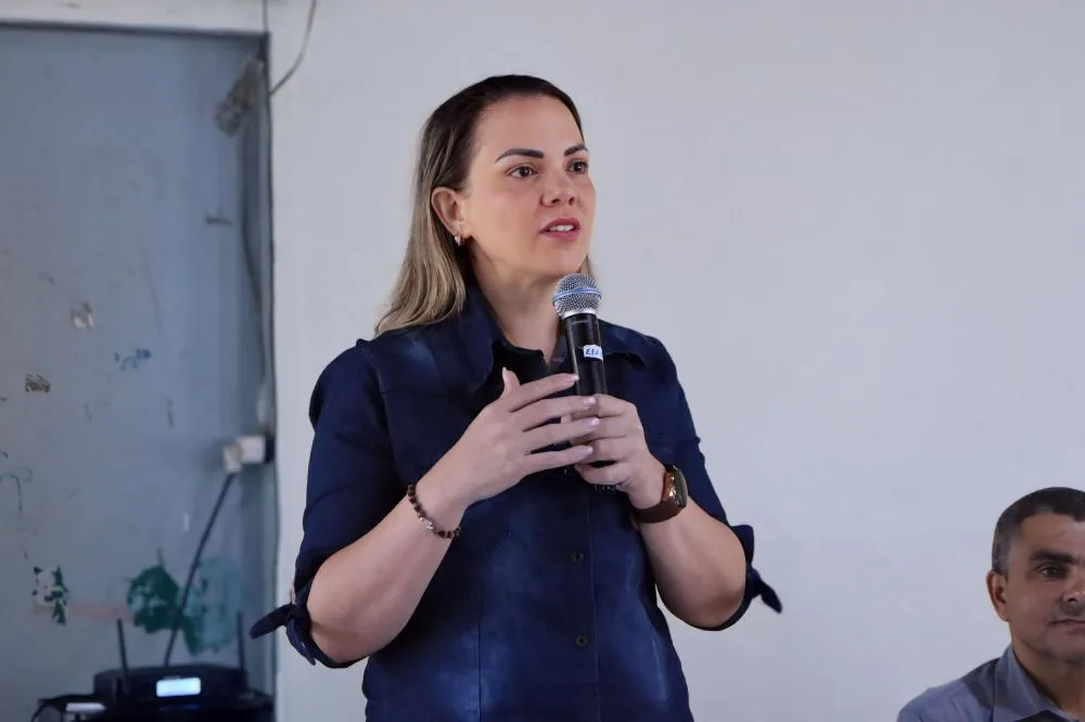 Emenda de Cláudia de Jesus garante trator e triturador para agricultores de Vale do Anari