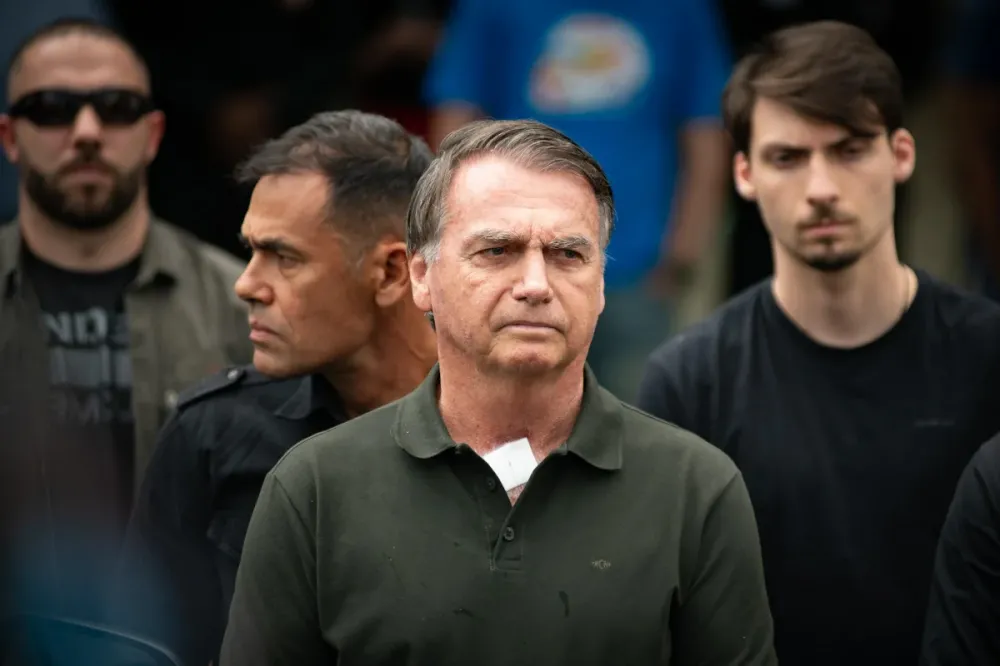 Tornozeleira de Jair Bolsonaro teve de ser trocada na madrugada em razão de violação
