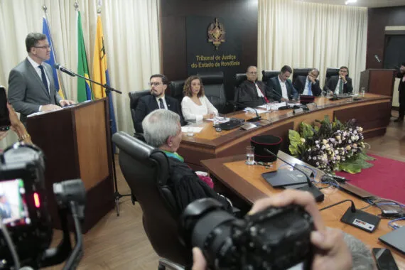 Cerimônia marca a transmissão de comando do governo de RO ao presidente do TJRO