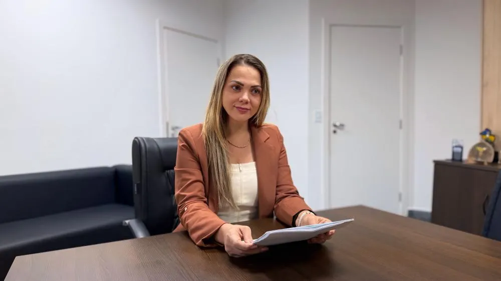 Sistema integrado e fiscalização de medicamentos são defendidos por Cláudia de Jesus em indicações