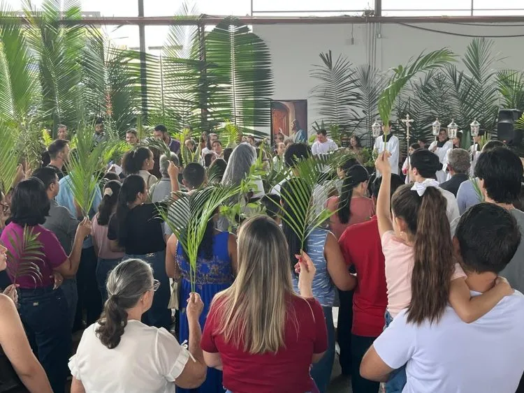 Missa do Domingo de Ramos marca a abertura da programação da Semana Santa na Paróquia São João Batista, em Jaru