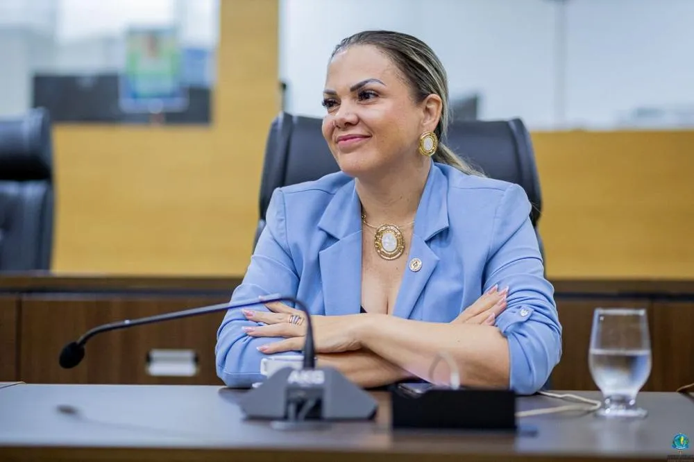 Cláudia de Jesus conquista aprovação de lei que isenta taxa de concurso para mulheres vítimas de violência