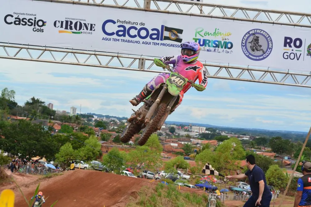 Show de adrenalina marca abertura do estadual de Motocross em Cacoal 