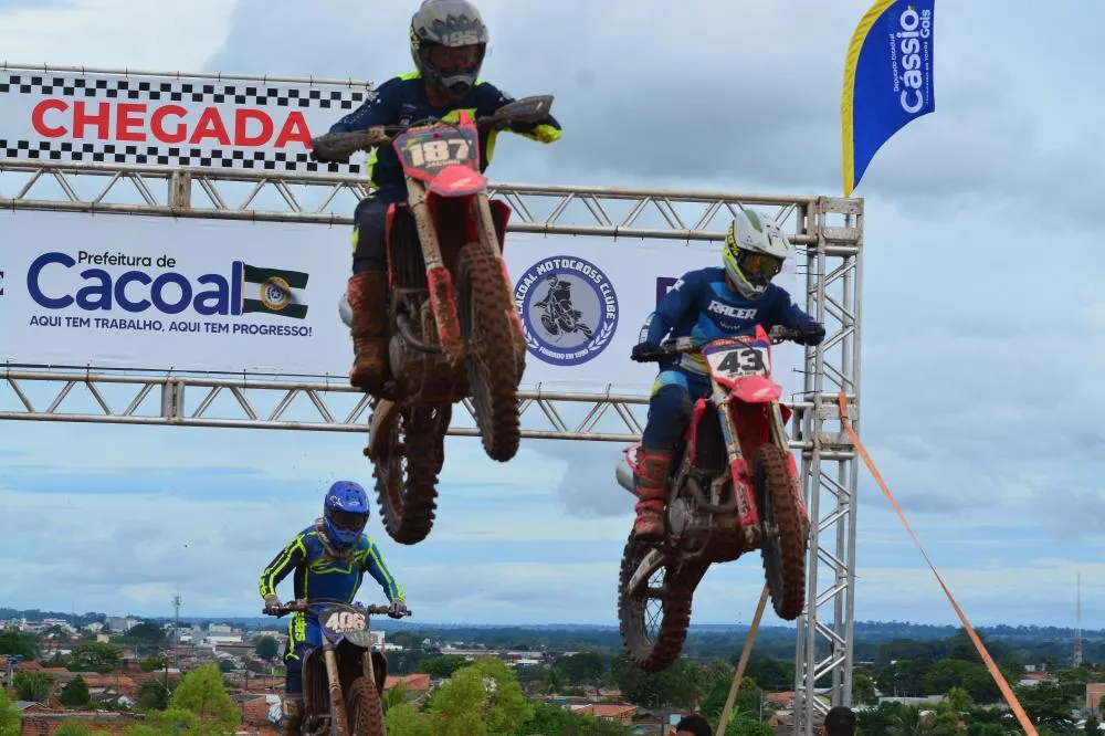 Show de velocidade e adrenalina marca abertura do estadual de Motocross em Cacoal 