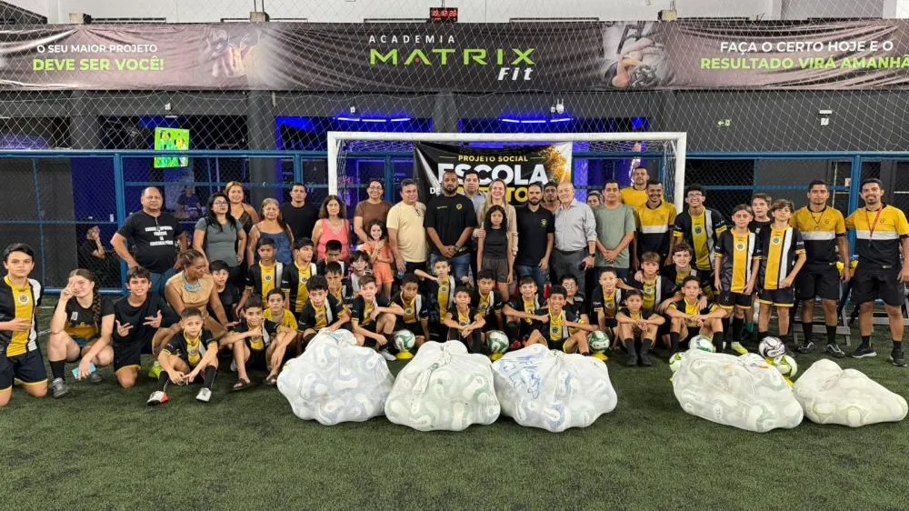 Deputada Cláudia de Jesus entrega materiais esportivos para escolinha de futebol em Porto Velho