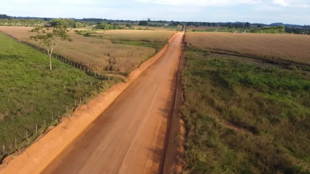 Rodovia 457 passa por manutenção completa, melhorando as condições de trafegabilidade na região do Vale do Jamari