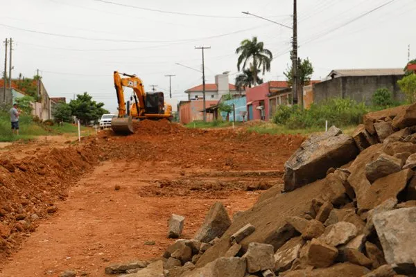 Iniciada preparação para a pavimentação da rua Porto Alegre