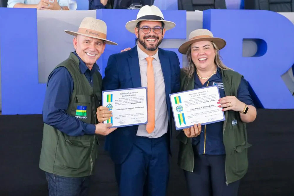 Cláudia de Jesus presta homenagem para entidades de Rondônia