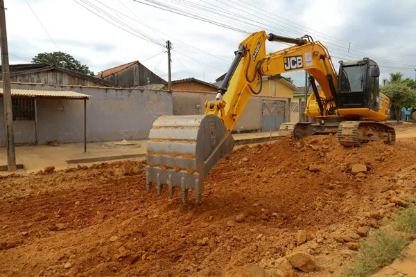 Prefeitura prepara base para a pavimentação de ruas no bairro JK