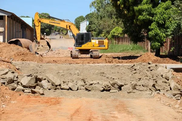 Prefeitura amplia rede de drenagem e pavimentação na rua Silvio Michelussi