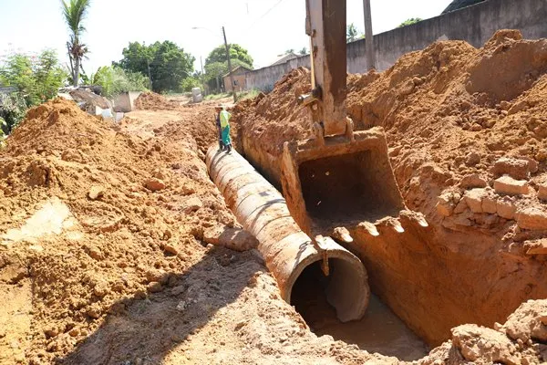 Prefeitura implanta tubulação em ruas do bairro JK