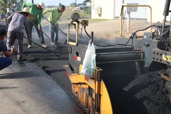 Prefeitura aplica capa asfáltica na rua Rondônia
