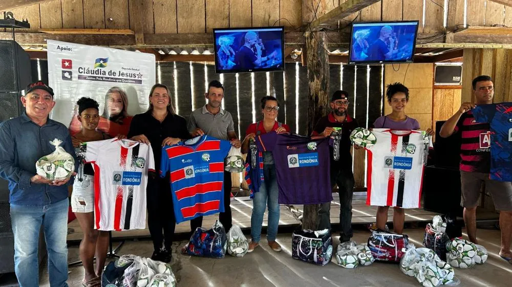 Deputada Cláudia de Jesus entrega itens esportivo em Alvorada do Oeste e Nova União