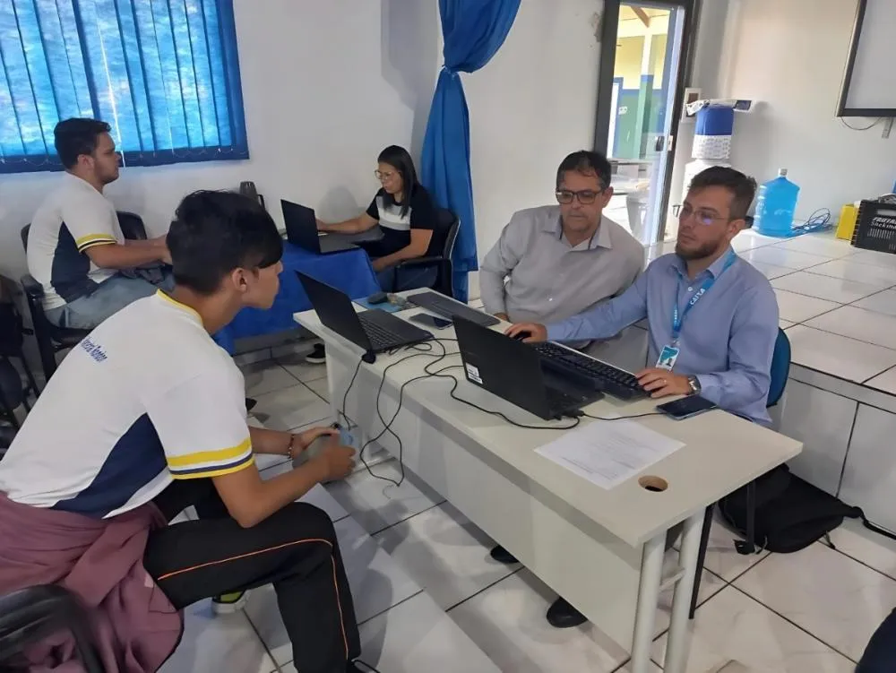 Estudantes de Ji-Paraná recebem ação conjunta para sanar pendências de cadastro no programa Pé-de-Meia