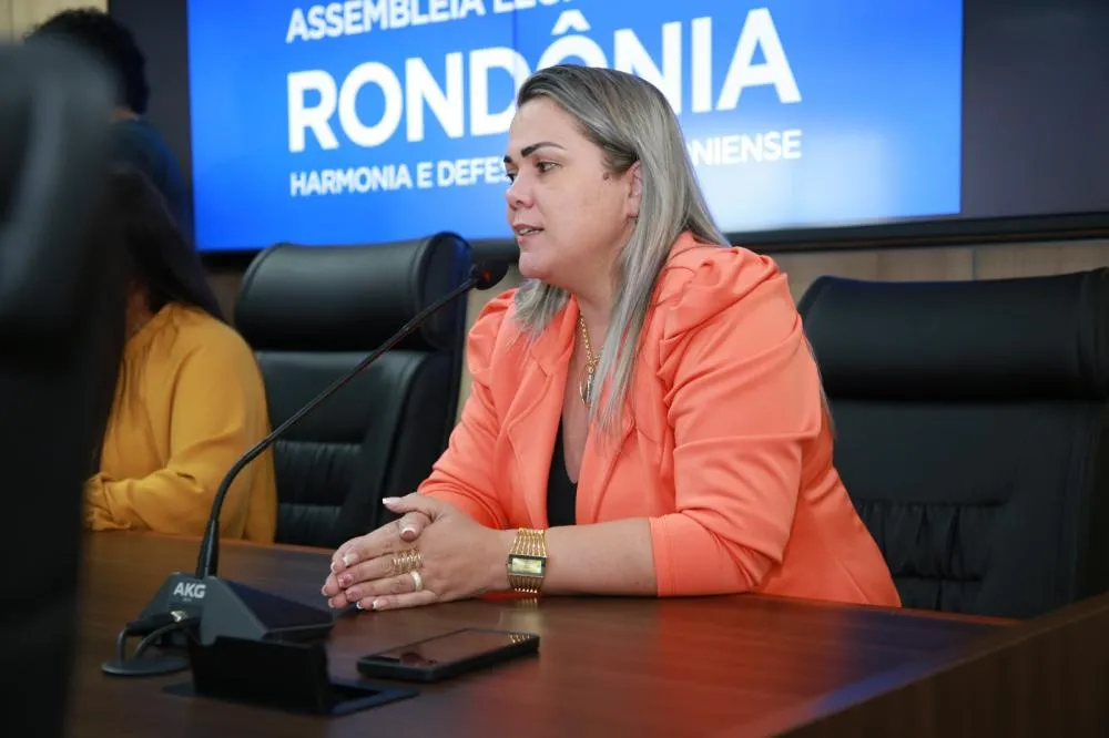 Política de proteção a órfãos do feminicídio é proposta por Cláudia de Jesus