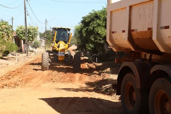 Prefeitura amplia serviço de terraplanagem em ruas do bairro JK