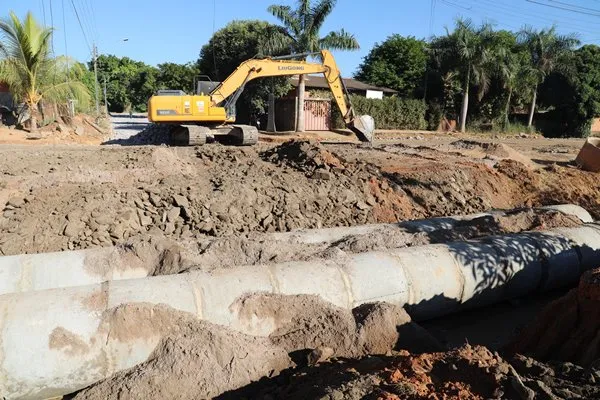 Prefeitura amplia rede de drenagem na rua Plácido de Castro