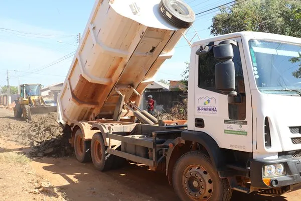 Prefeitura prepara base para a pavimentação da Rua Monteiro Lobato