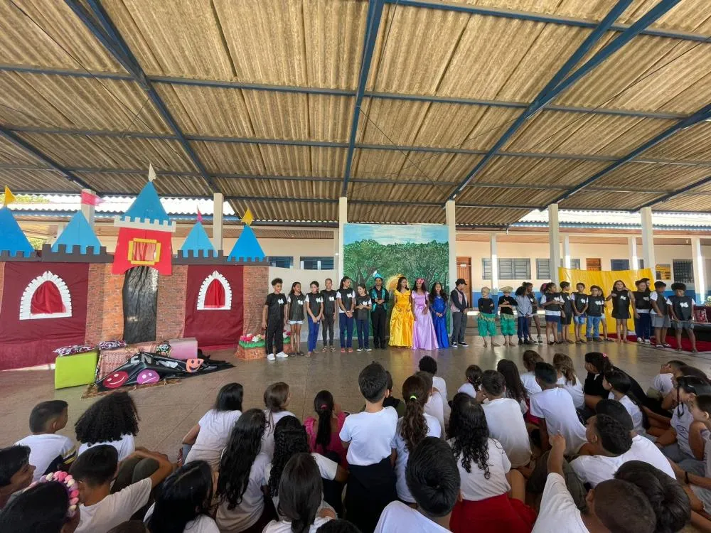 Estudantes da rede municipal apresentam “A Bela e a Fera” em Libras
