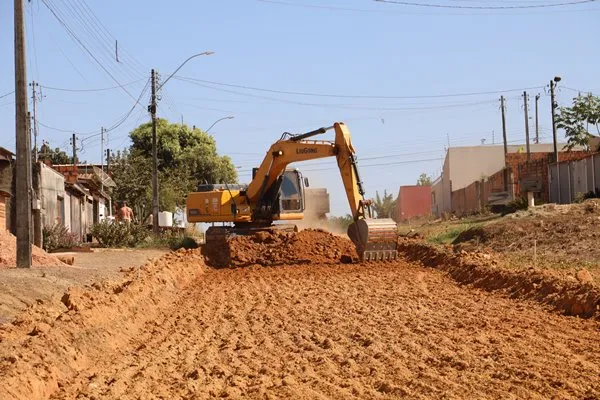Semosp trabalha ainda no rebaixamento da rua Antônio Ferreira de Freitas