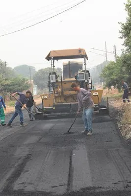 Prefeitura inicia asfaltamento de vias do bairro Valparaíso