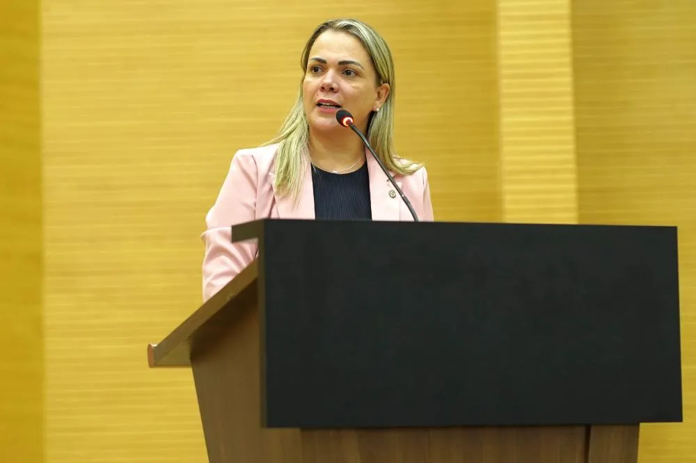 DEPUTADA CLÁUDIA DE JESUS FAZ HOMENAGEM PARA BIÓLOGOS DE RONDÔNIA