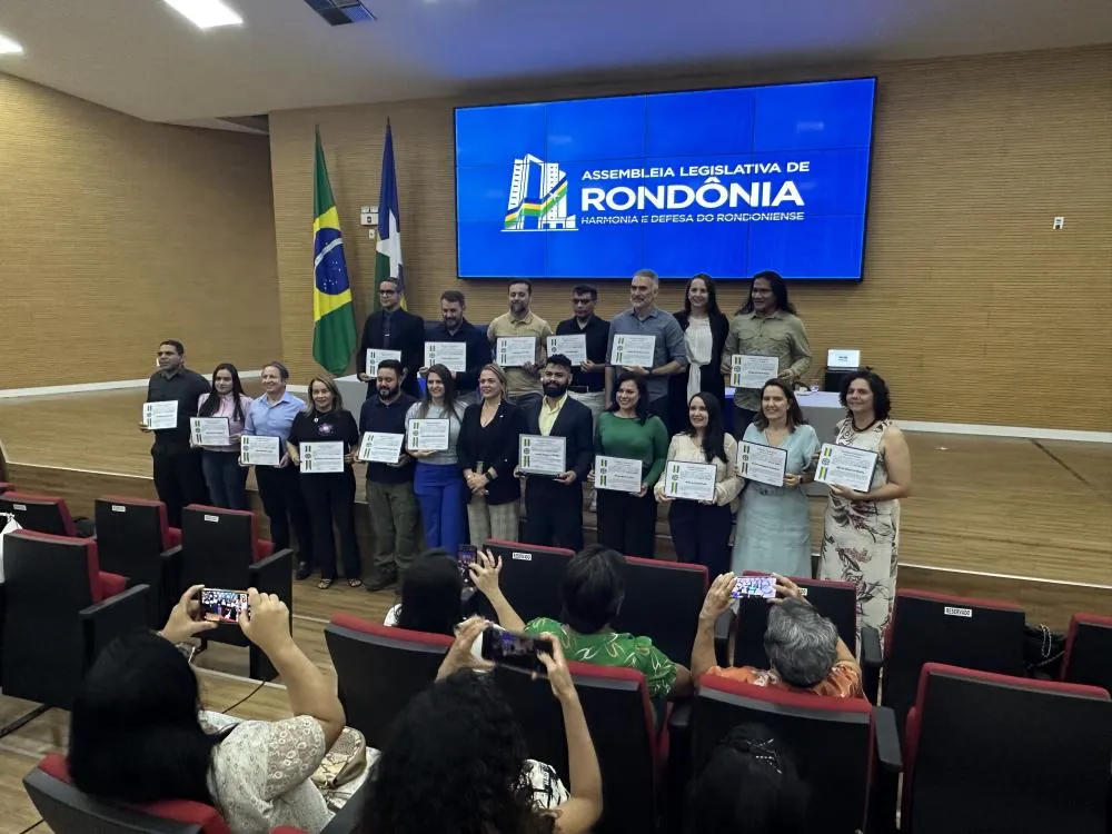 DEPUTADA CLÁUDIA DE JESUS ENTREGA VOTOS DE LOUVOR PARA BIÓLOGOS
